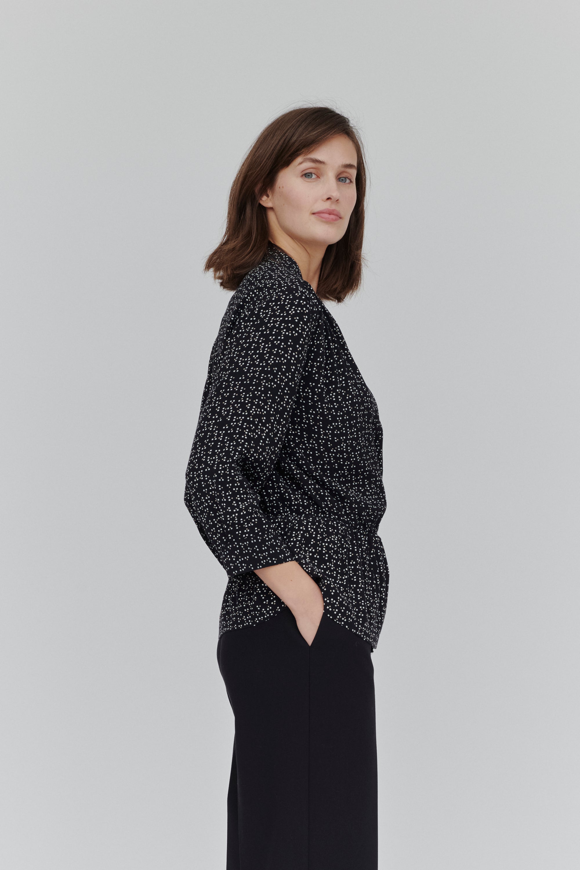 basic-apparel-laurel-bluse-pixel-print-black-viskose image 3
