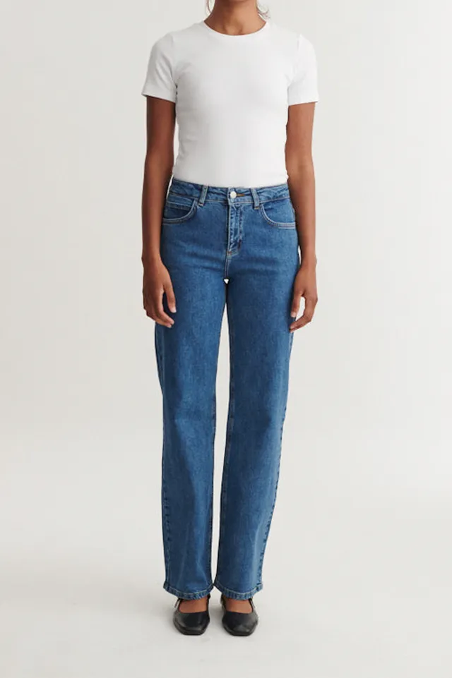 basic-apparel-elisa-jeans-straight-mid-blue-bio-baumwolle image 1