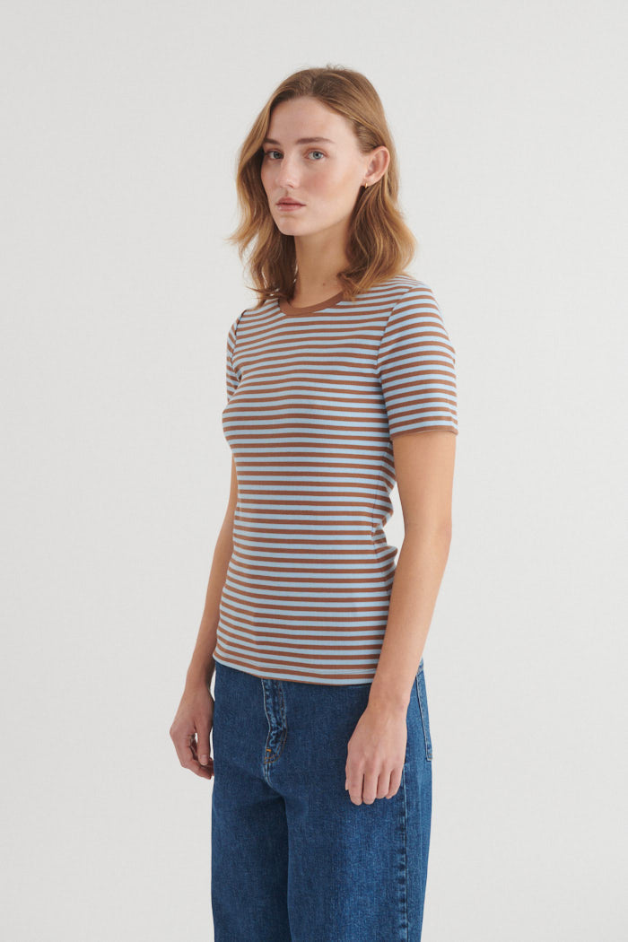 basic-apparel-ludmilla-o-neck-t-shirt-nuthact-bio-baumwolle image 2