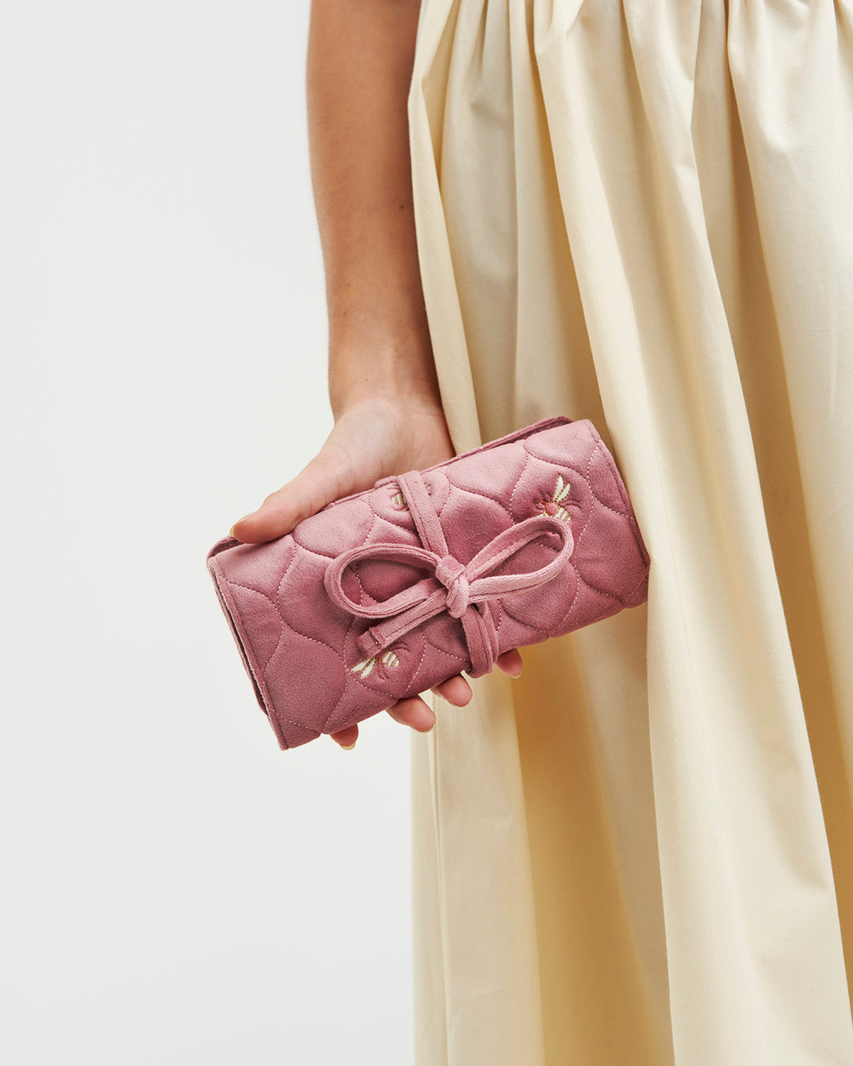 fable-england-accessories-schmuckrolle-biene-rosa-samt image 2