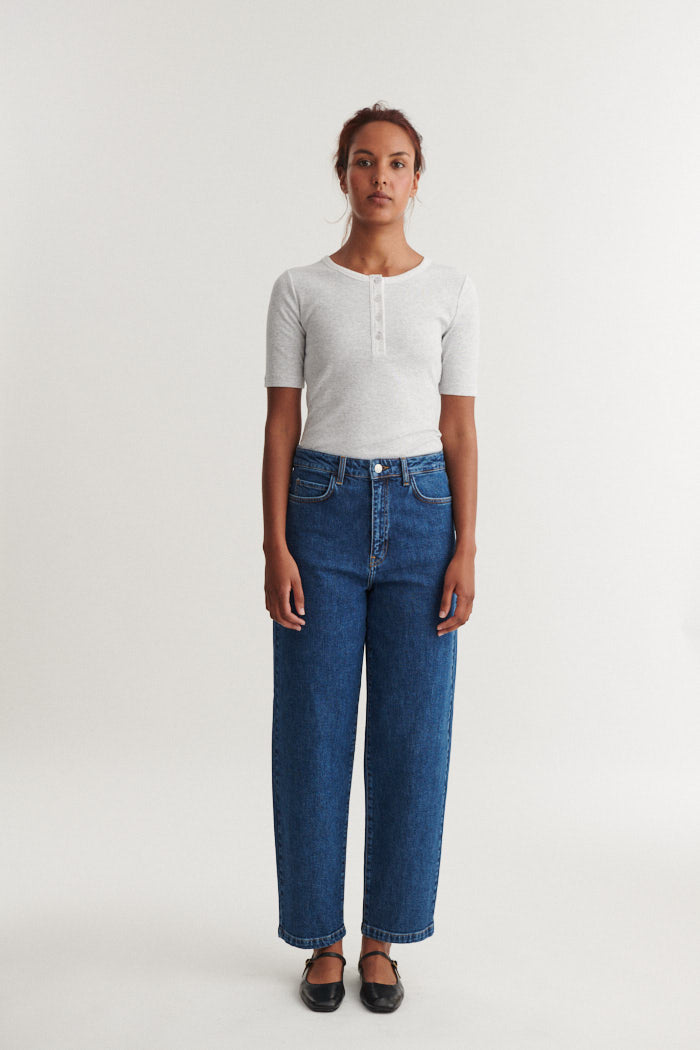 basic-apparel-ludmilla-ss-granddad-top-grau-bio image 4