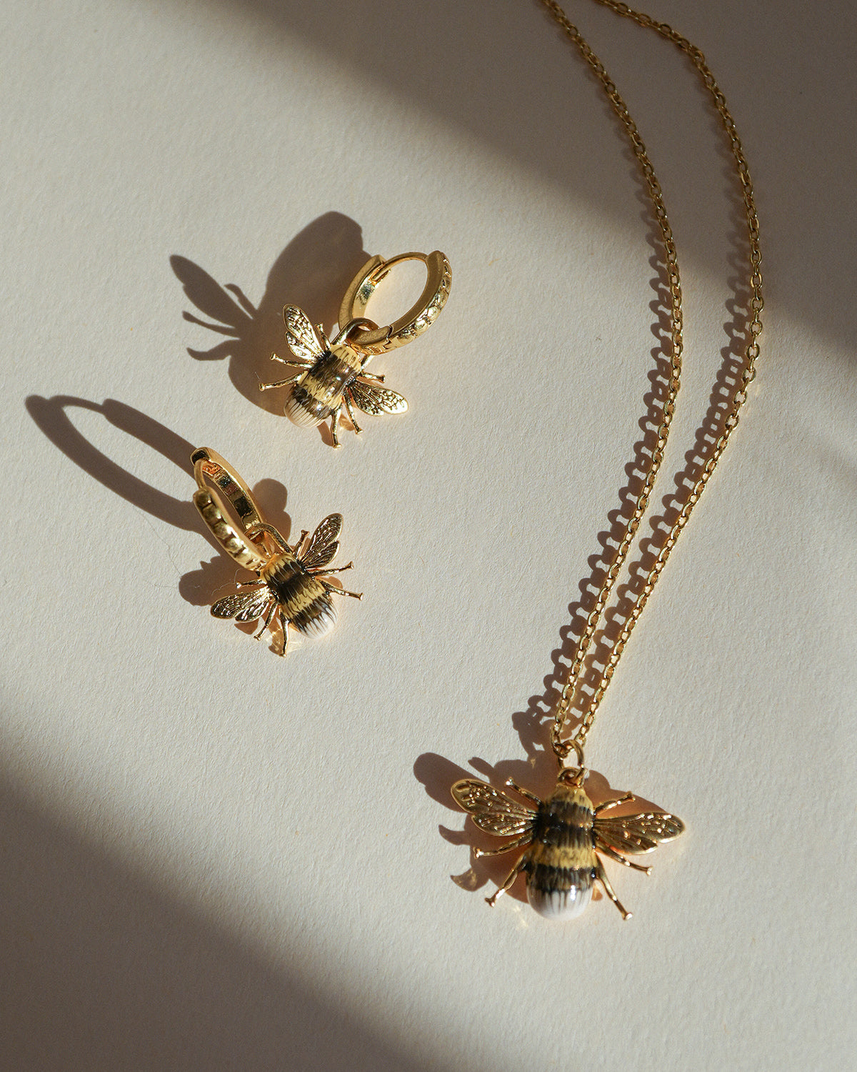 fable-england-bee-schmuckset-kette-huggie-ohrringe-gold image 5