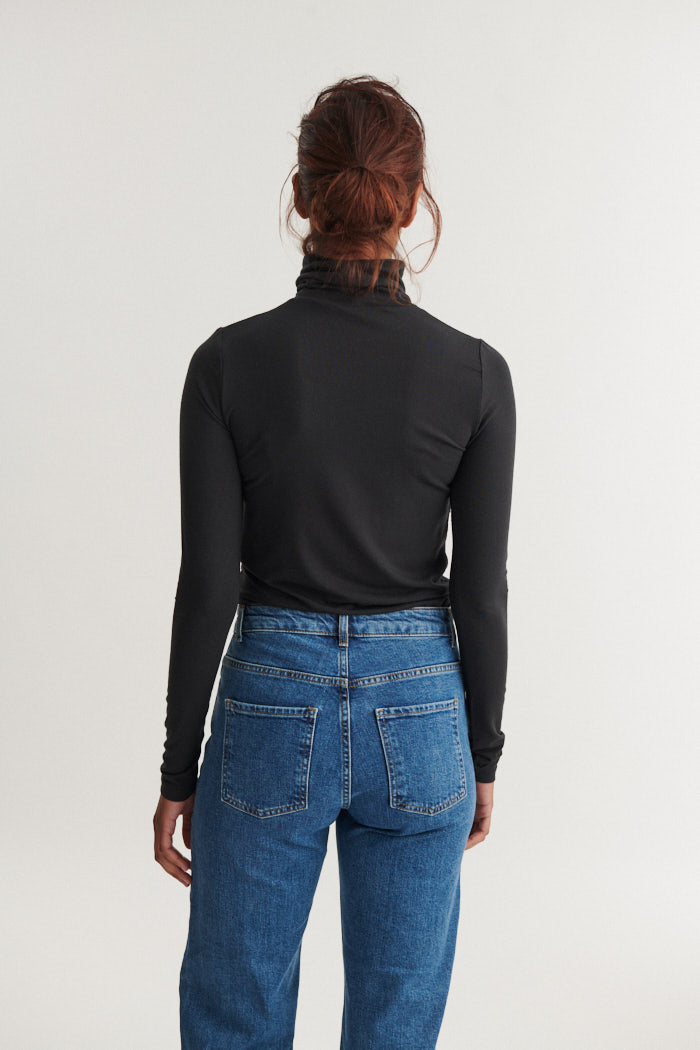 basic-apparel-joline-t-neck-shirt-schwarz-tencel-rollkragen image 3