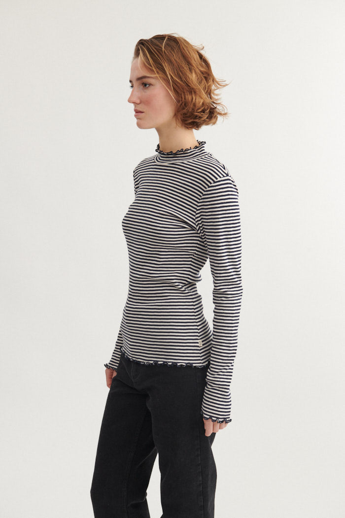 basic-apparel-silma-high-neck-t-shirt-sky-captain-bio-baumwolle image 2