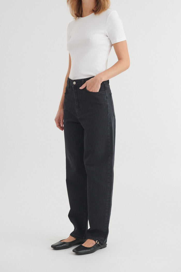 basic-apparel-ea-black-jeans-barrel-jeans-schwarz-bio-baumwolle image 2