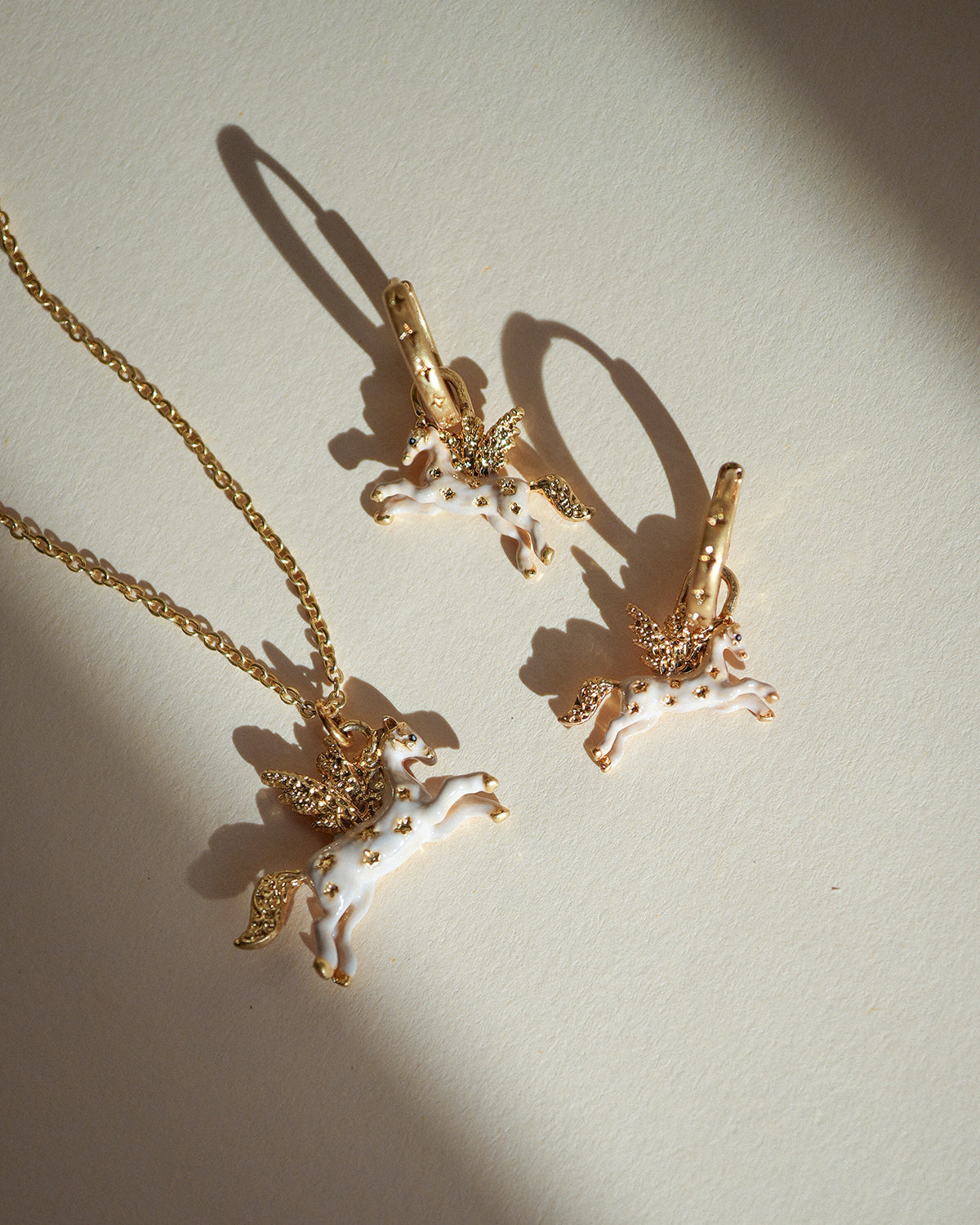 fable-england-pegasus-schmuckset-gold-kette-creolen image 3