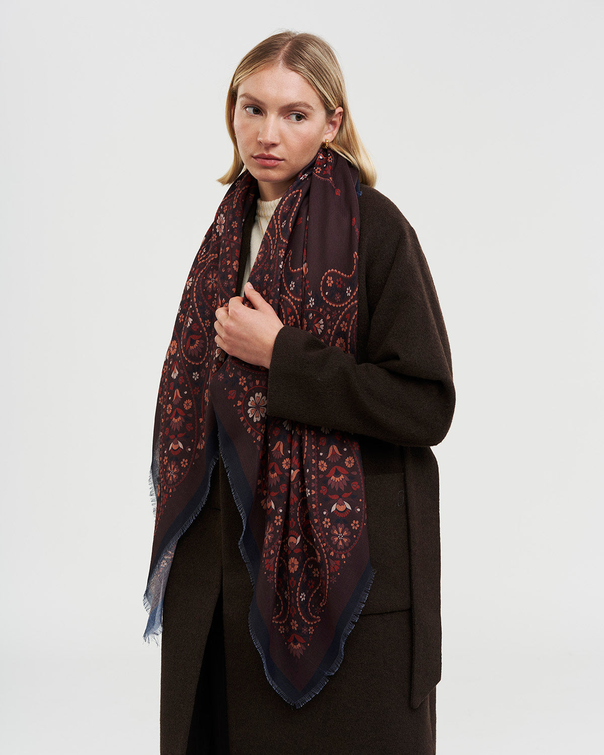 fable-england-eve-paisley-pashmina-schal-schoko-quadrat image 3