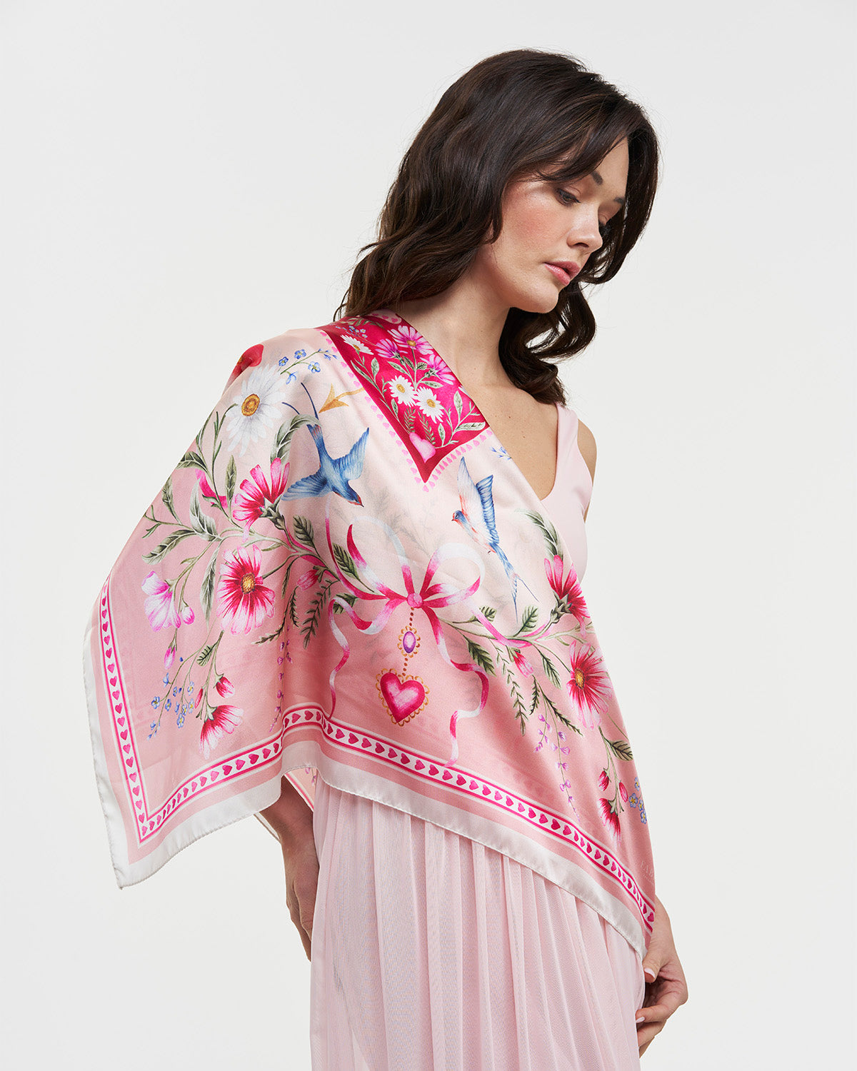 fable-england-scarves-penelope-tuch-rosa-quadratisch-blumen image 2
