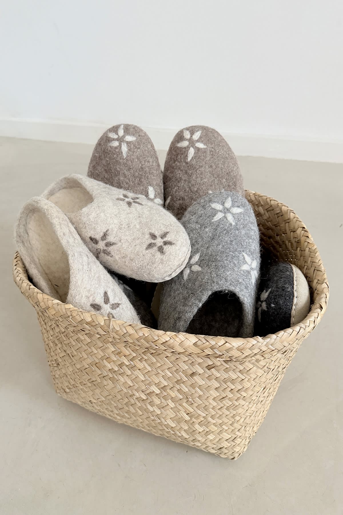 care-by-me-warm-feet-slippers-filz-hausschuhe-braun-39-41 image 1