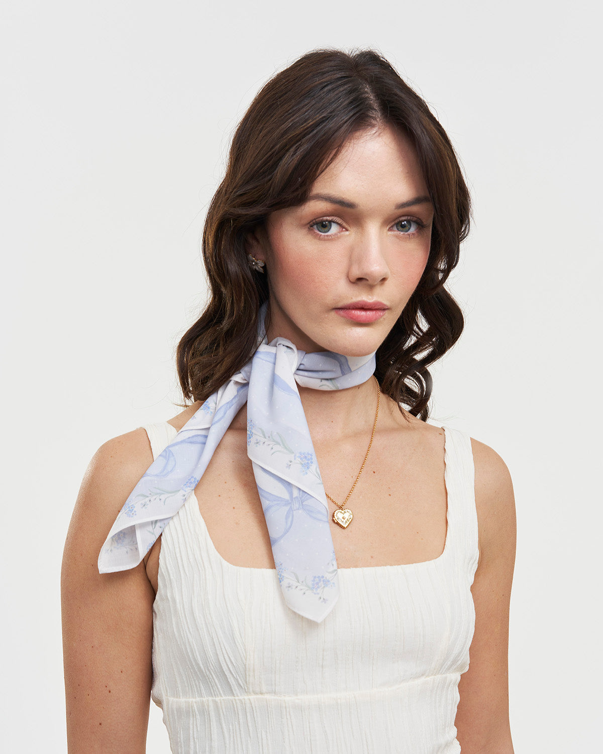 fable-england-scarves-bow-floral-tuch-blau-quadratisch image 2