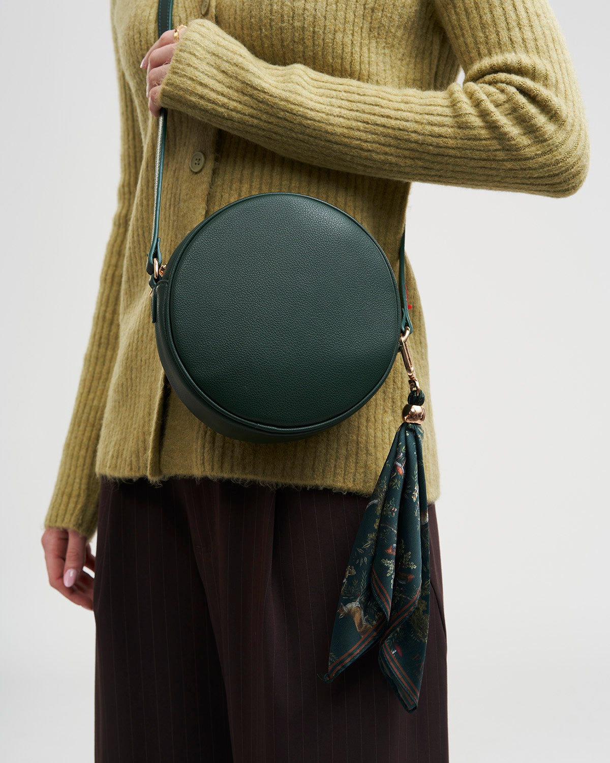 fable-england-accessories-into-the-woods-taschen-charm-gr-n-schal image 2