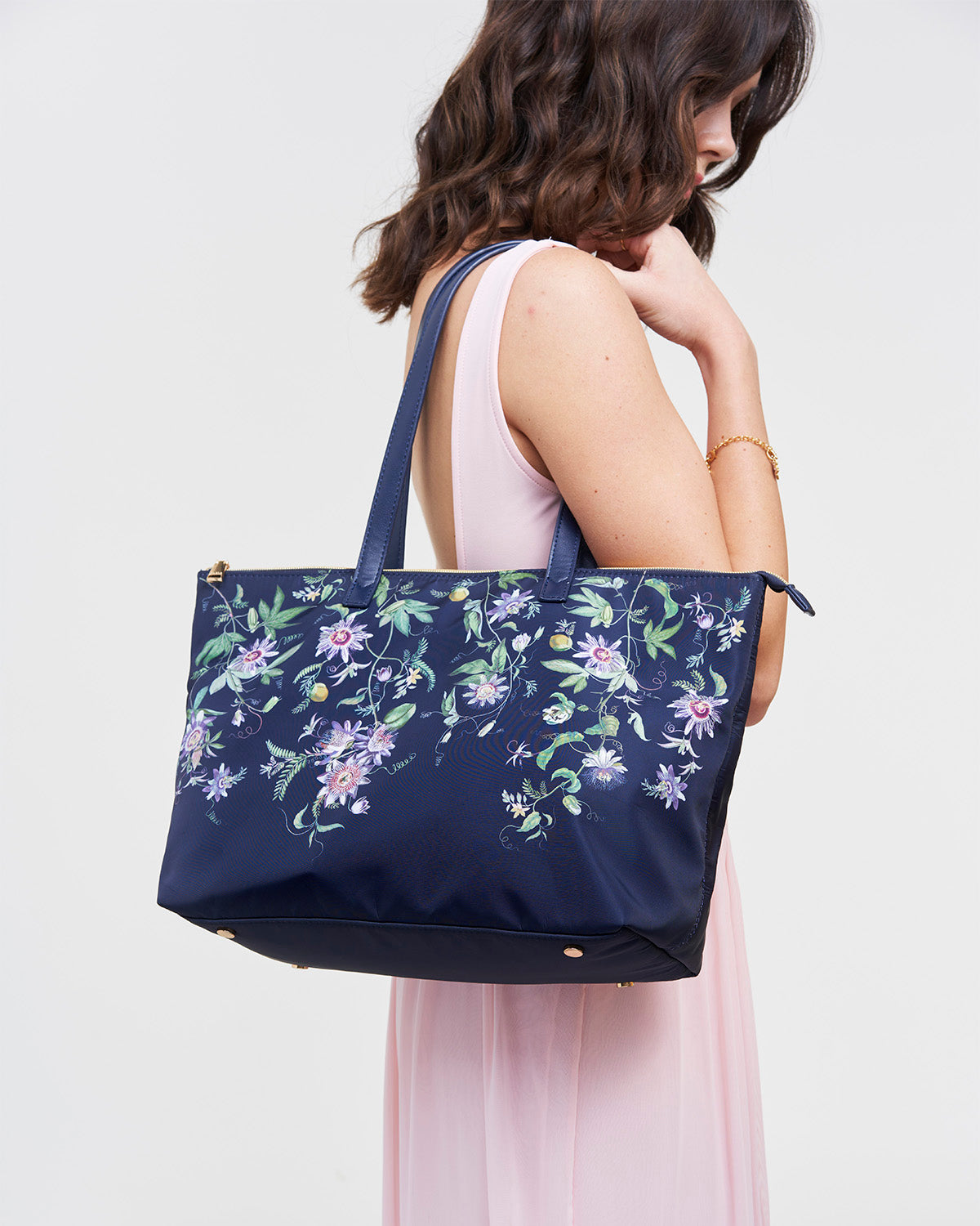 fable-england-passion-flower-tote-navy-handtasche-blumen image 2
