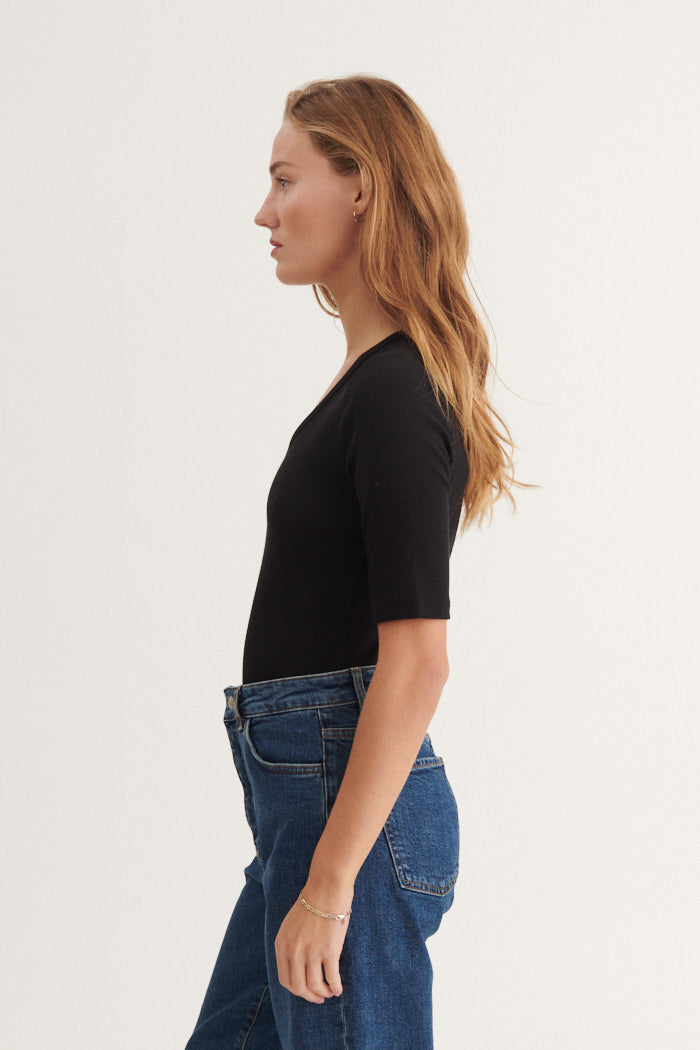 basic-apparel-ludmilla-v-neck-t-shirt-schwarz-bio-baumwolle image 2