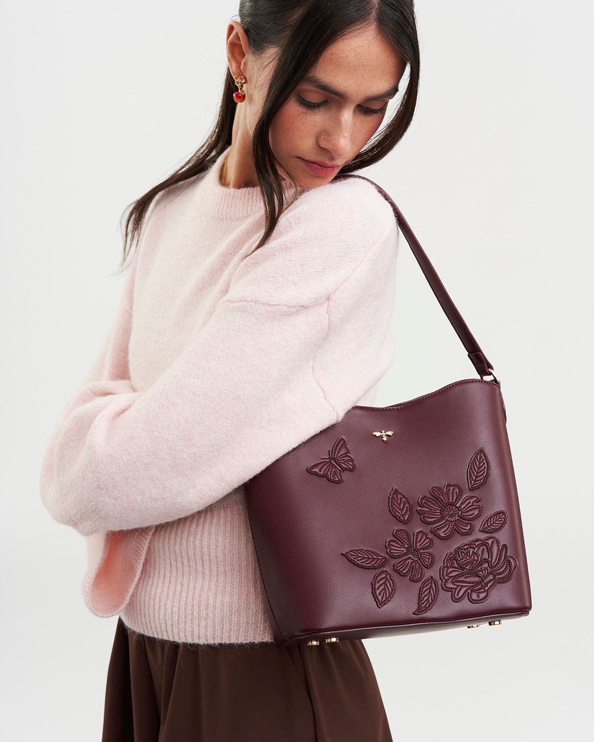 fable-england-handbags-bucket-bag-bordeaux-blume-schmetterling image 2