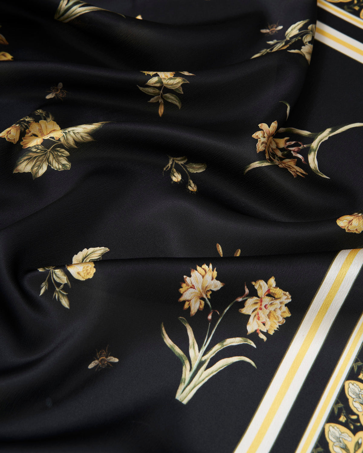 fable-england-nouveau-floral-tuch-schwarz-quadrat-blumen image 4