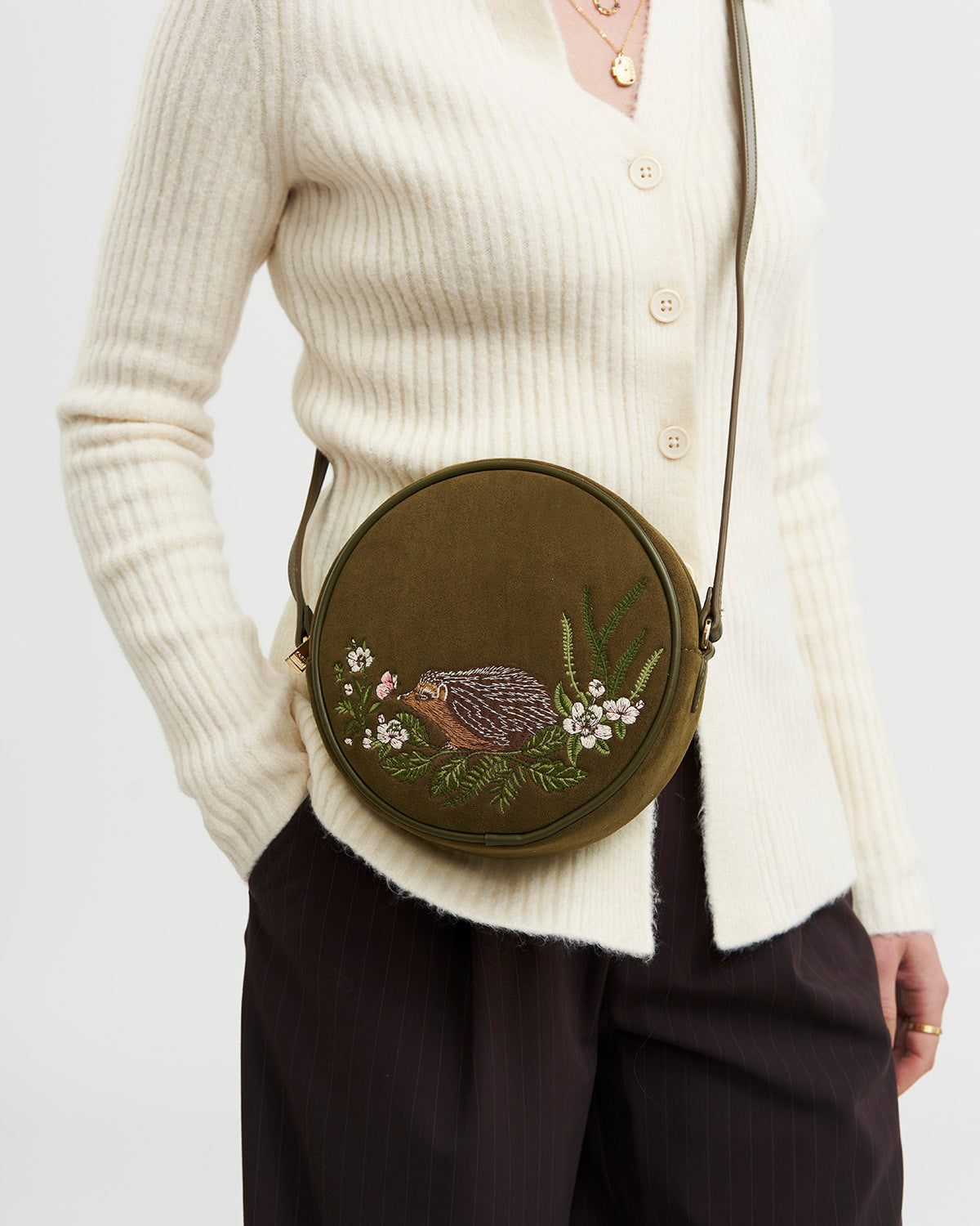 fable-england-chloe-umh-ngetasche-khaki-igel-stickerei image 2