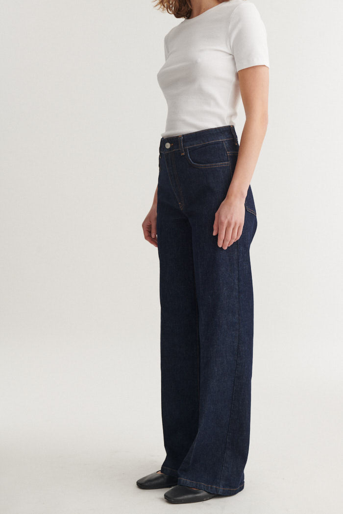 basic-apparel-enya-rinse-wash-jeans-damen-raw-denim-bio-baumwolle image 3