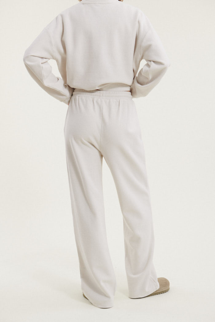 basic-apparel-kat-sweatpants-damen-beige-bio-baumwolle image 3