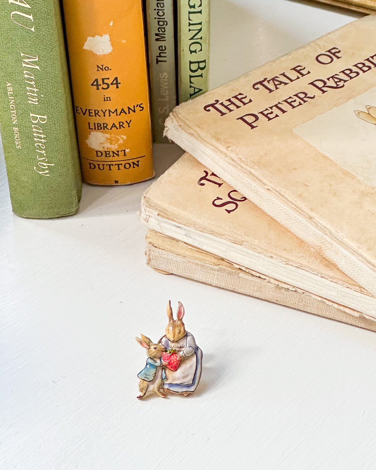 fable-england-x-peter-rabbit-mrs-rabbit-brosche-gold image 5