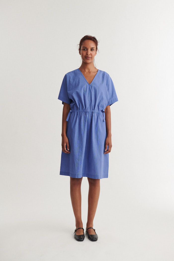 basic-apparel-chane-dress-kleid-blau-bio-baumwolle-taschen image 1