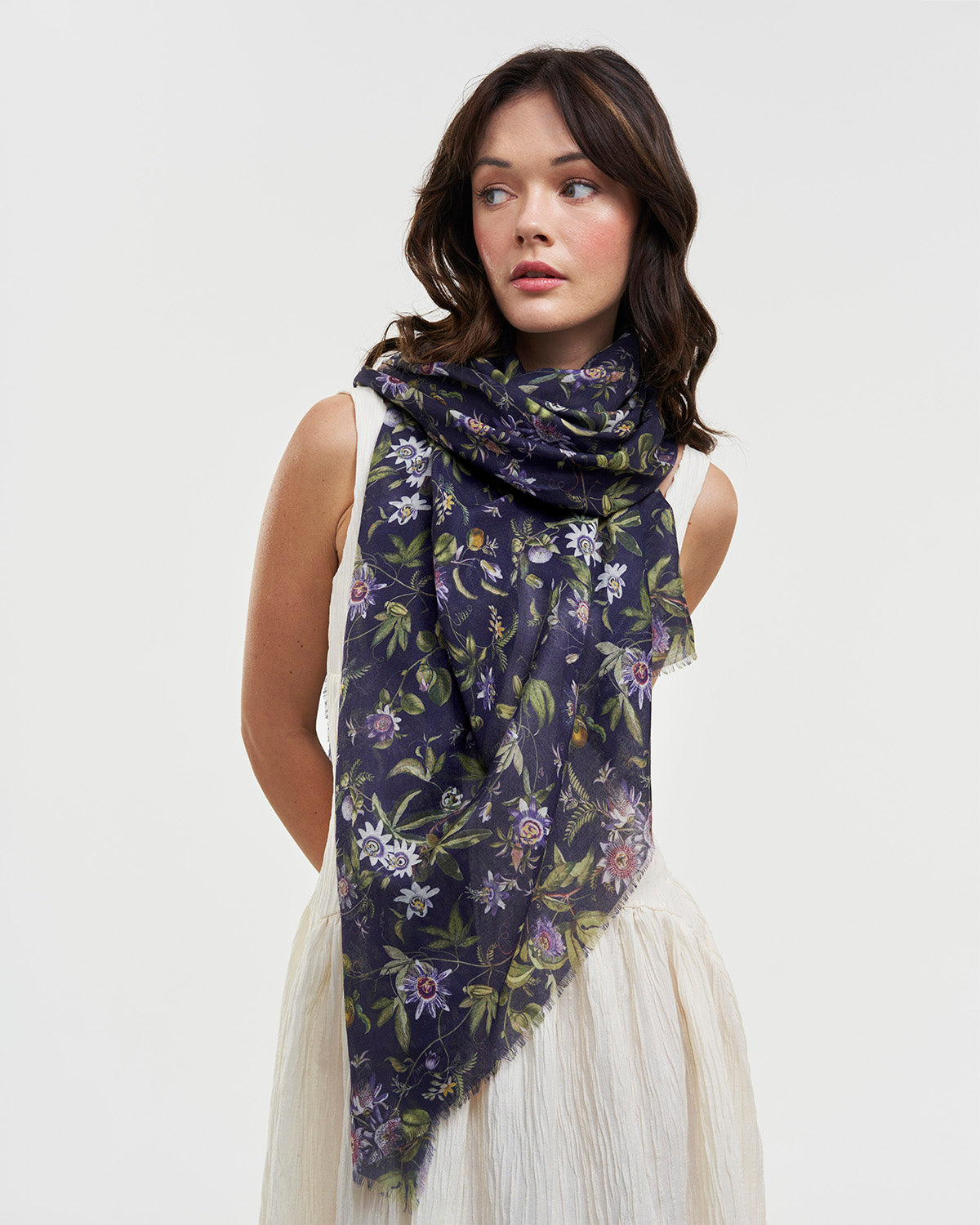 fable-england-passion-flower-schal-navy-leicht-floral image 2