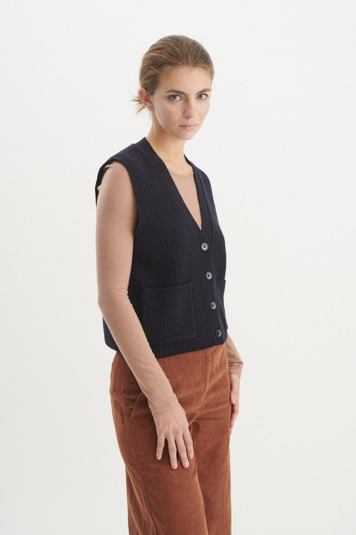 basic-apparel-liz-vest-strickweste-navy-merinowolle image 2