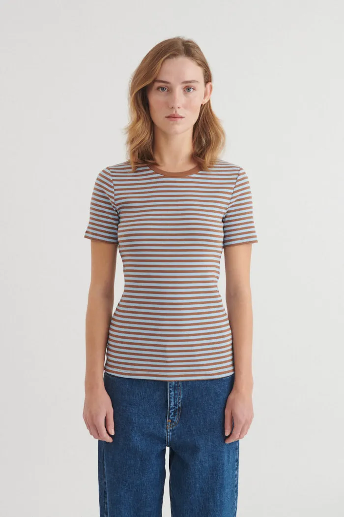 basic-apparel-ludmilla-o-neck-t-shirt-nuthact-bio-baumwolle image 1