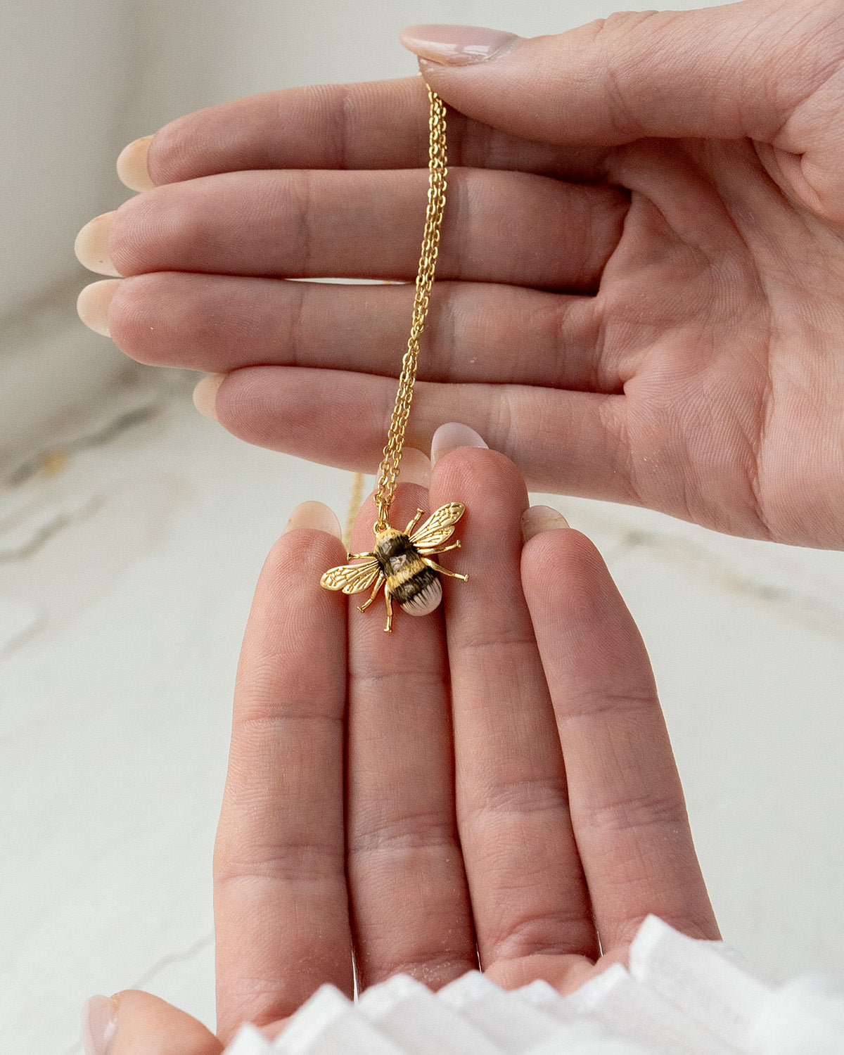 fable-england-bee-schmuckset-kette-huggie-ohrringe-gold image 3