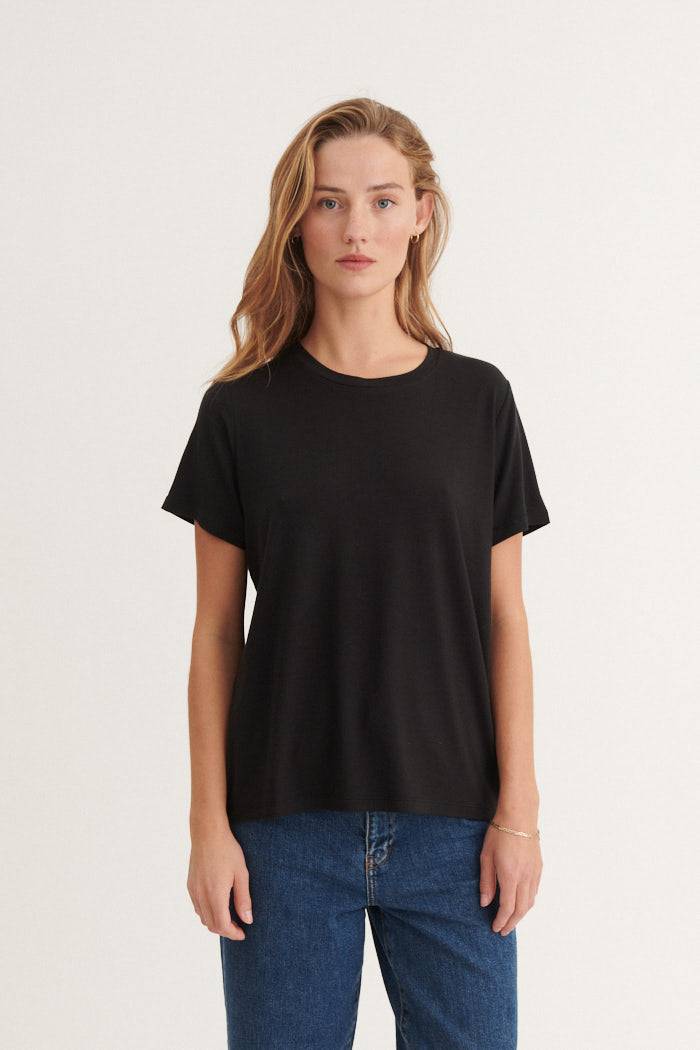 basic-apparel-joline-jolanda-tee-t-shirt-schwarz-tencel image 1