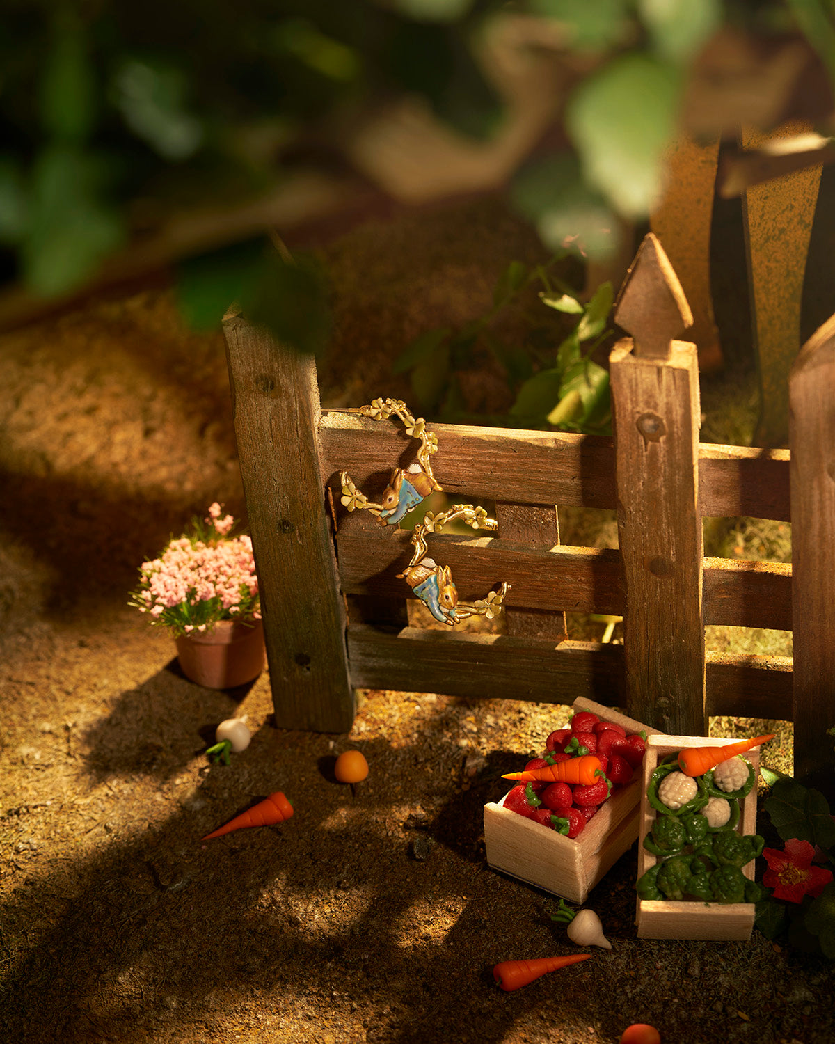 fable-england-peter-rabbit-jumping-clover-hoop-ohrringe-gold image 2
