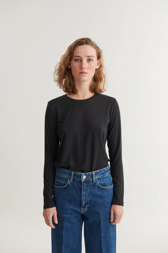 basic-apparel-jolanda-ls-tee-langarmshirt-black-tencel image 1