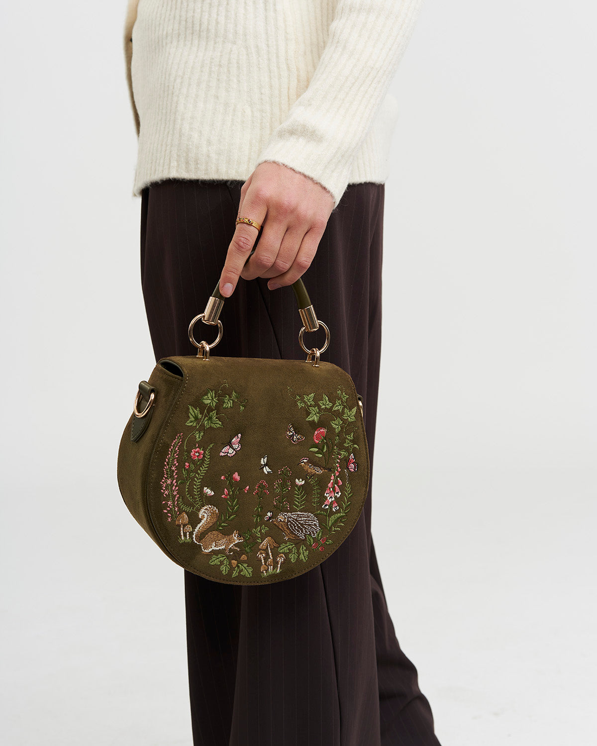 fable-england-charlotte-satteltasche-handtasche-khaki-stickerei image 2