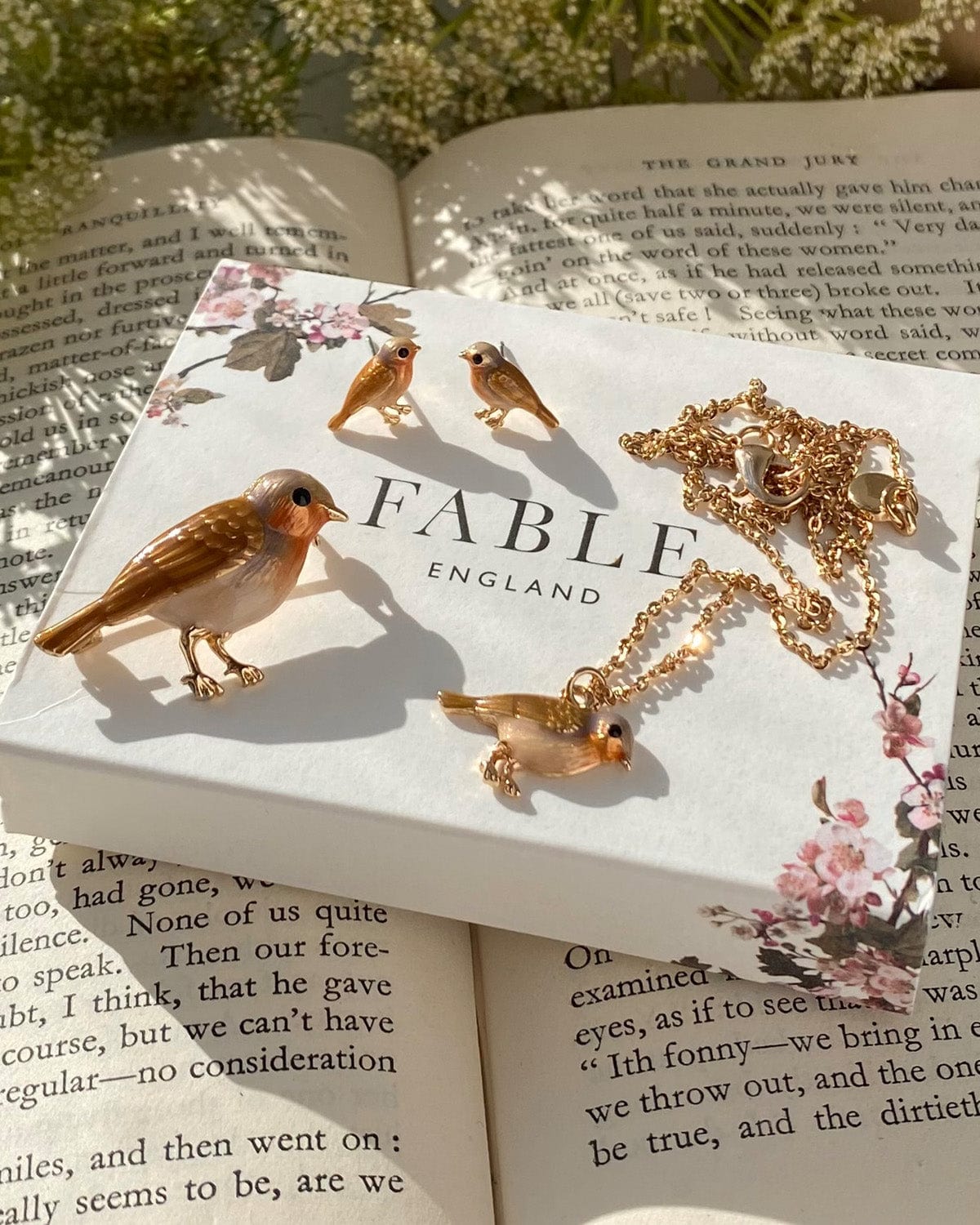fable-england-robin-brosche-emaille-rotkehlchen-gold image 2