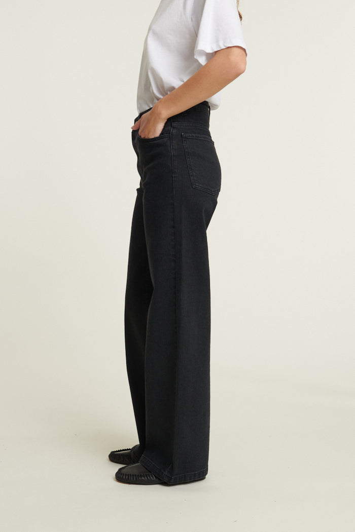 basic-apparel-enya-black-jeans-damen-schwarz-weites-bein image 2