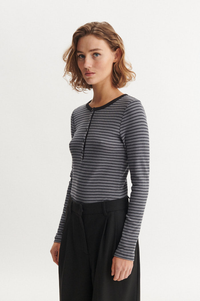 basic-apparel-arense-stripe-granddad-bluse-poppy-seed image 1