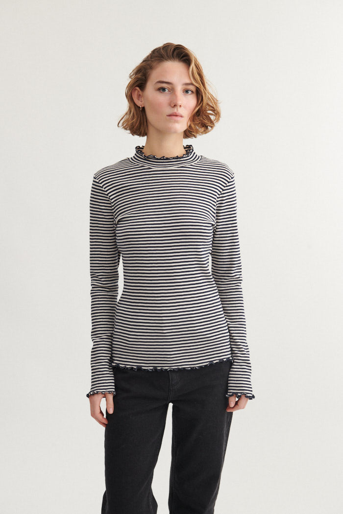 basic-apparel-silma-high-neck-t-shirt-sky-captain-bio-baumwolle image 1