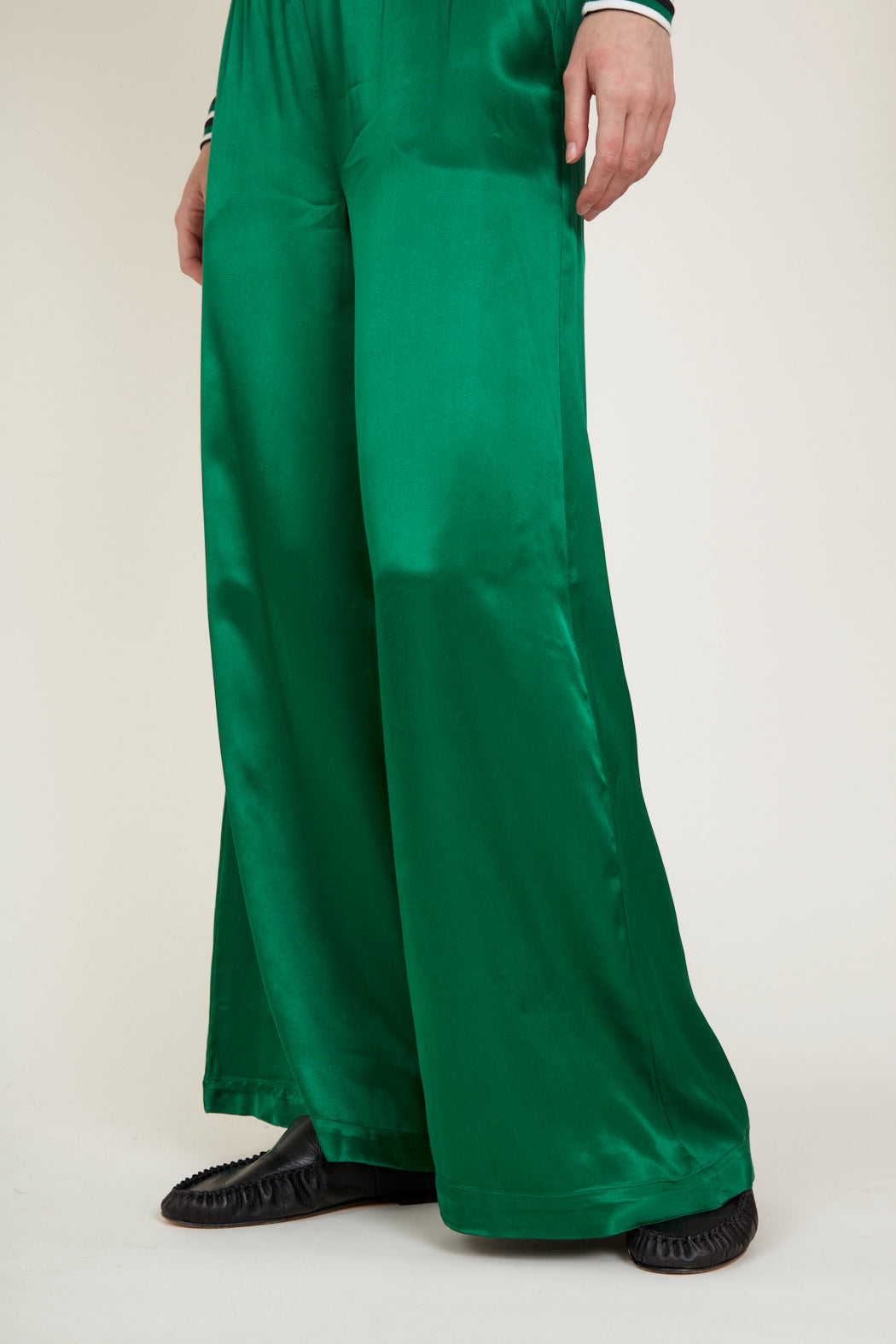 basic-apparel-flora-wide-pants-stoffhose-green-jacket-viskose image 1