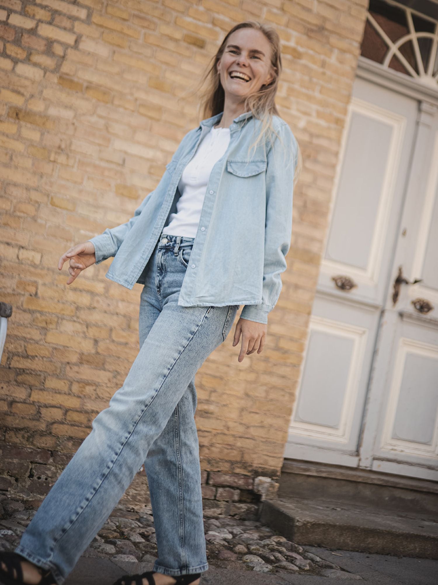 basic-apparel-cody-shirt-jeanshemd-light-wash-bio-baumwolle image 2