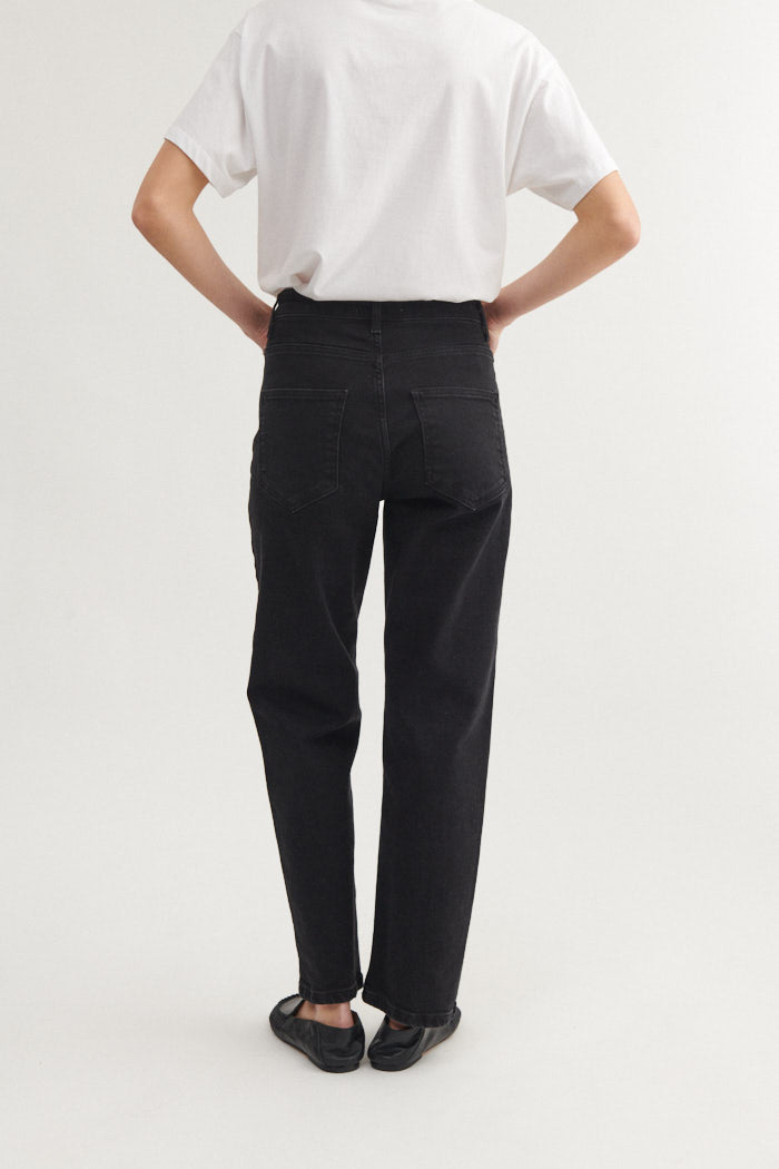 basic-apparel-ellen-black-jeans-black-mom-jeans-bio-baumwolle image 3