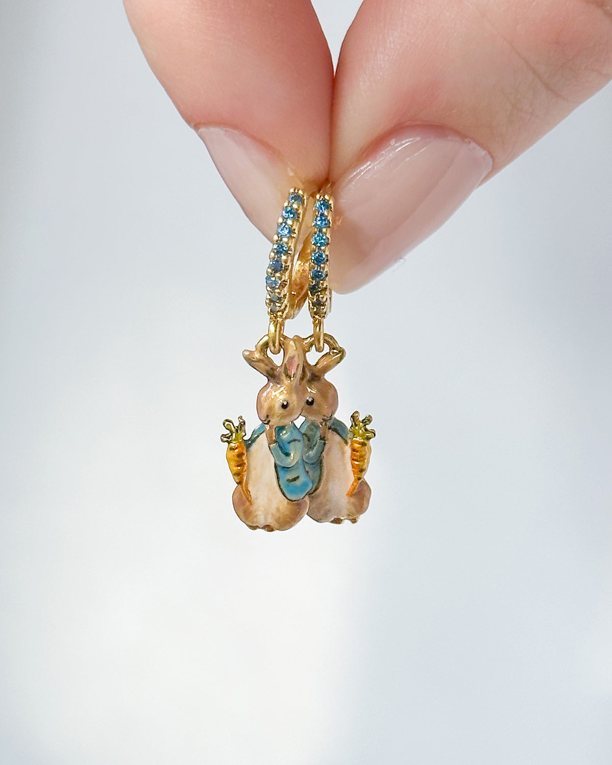 fable-england-peter-rabbit-karotte-huggie-ohrringe-gold image 7