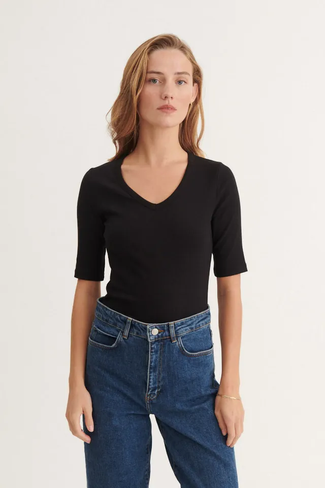 basic-apparel-ludmilla-v-neck-t-shirt-schwarz-bio-baumwolle image 1