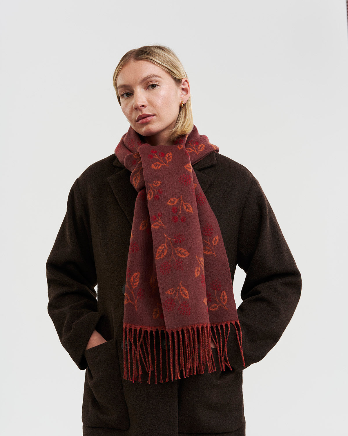 fable-england-blackberry-jacquard-schal-burgundy image 2