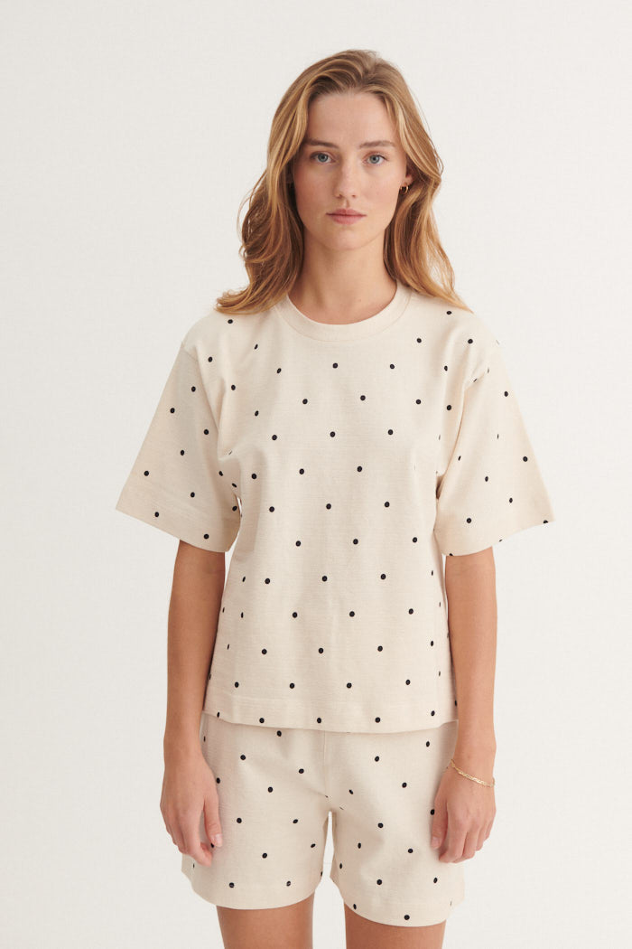basic-apparel-anneli-tee-birch-oversized-t-shirt-punkte image 1