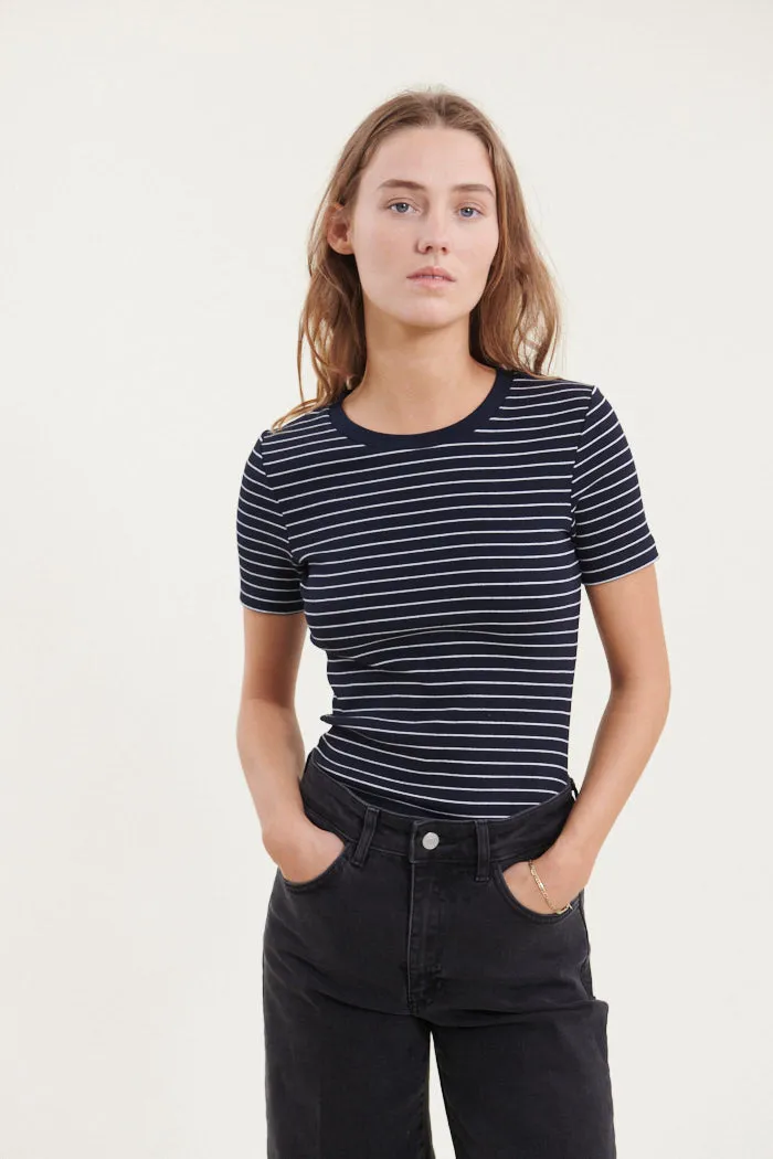 basic-apparel-ludmilla-o-neck-t-shirt-schwarz-bio-baumwolle image 1