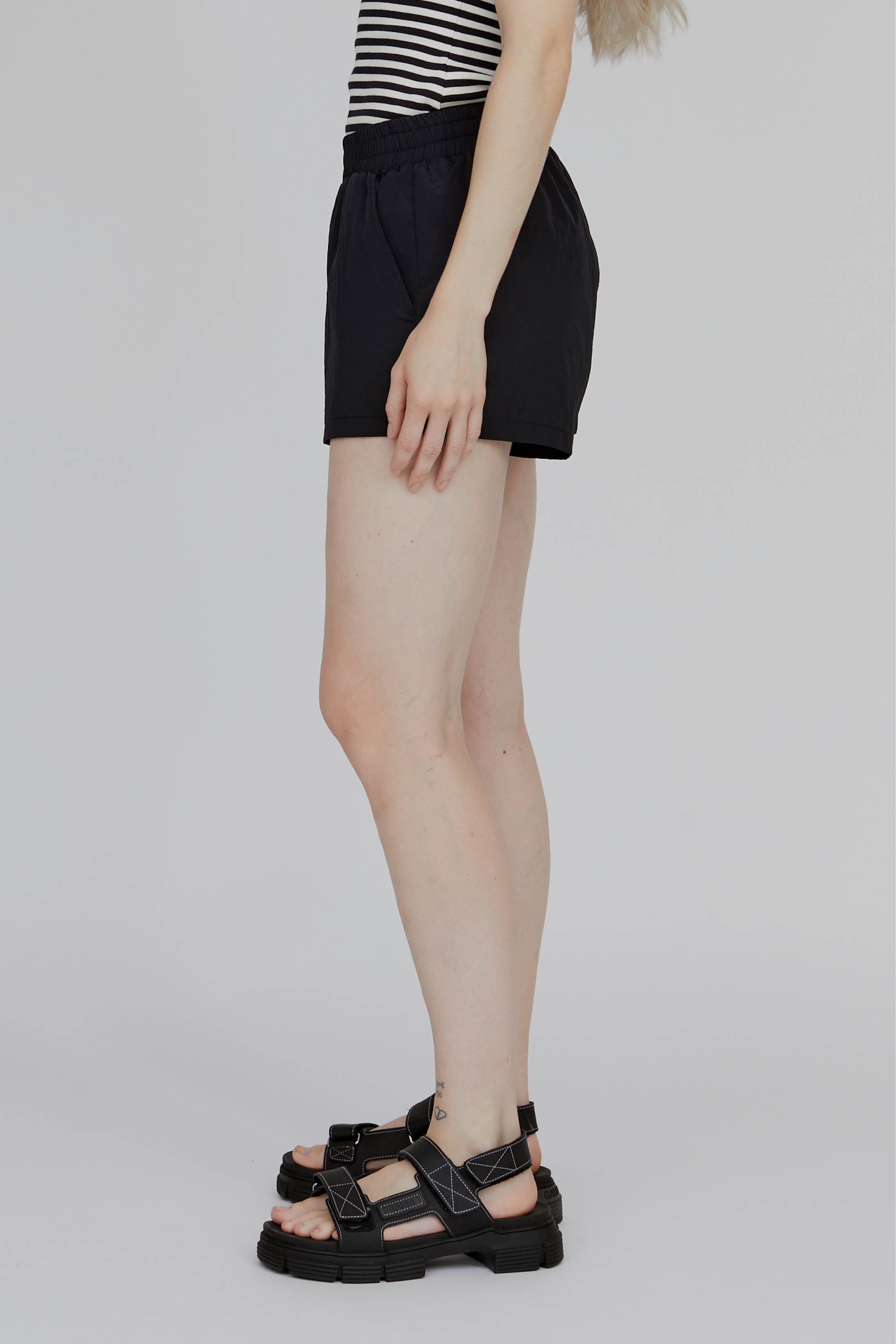 basic-apparel-viola-shorts-shorts-black-recycled-nylon image 3