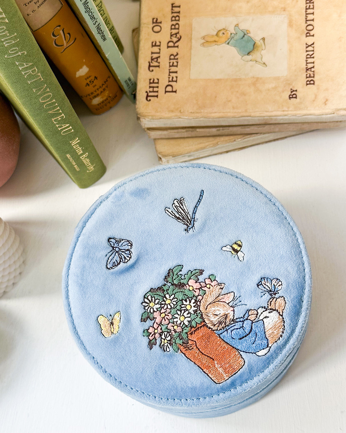 fable-england-peter-rabbit-schmuckk-stchen-blau-samt-rund image 8