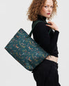 fable-england-into-the-woods-tote-handtasche-gr-n-waldprint image 2