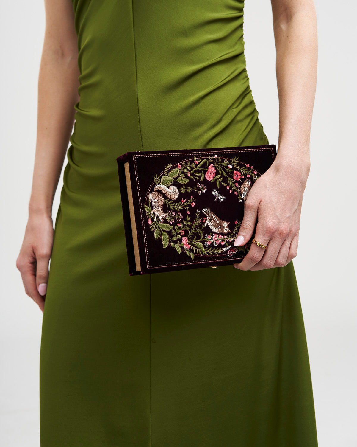 fable-england-elinor-buch-clutch-burgunder-samt-bestickt image 8