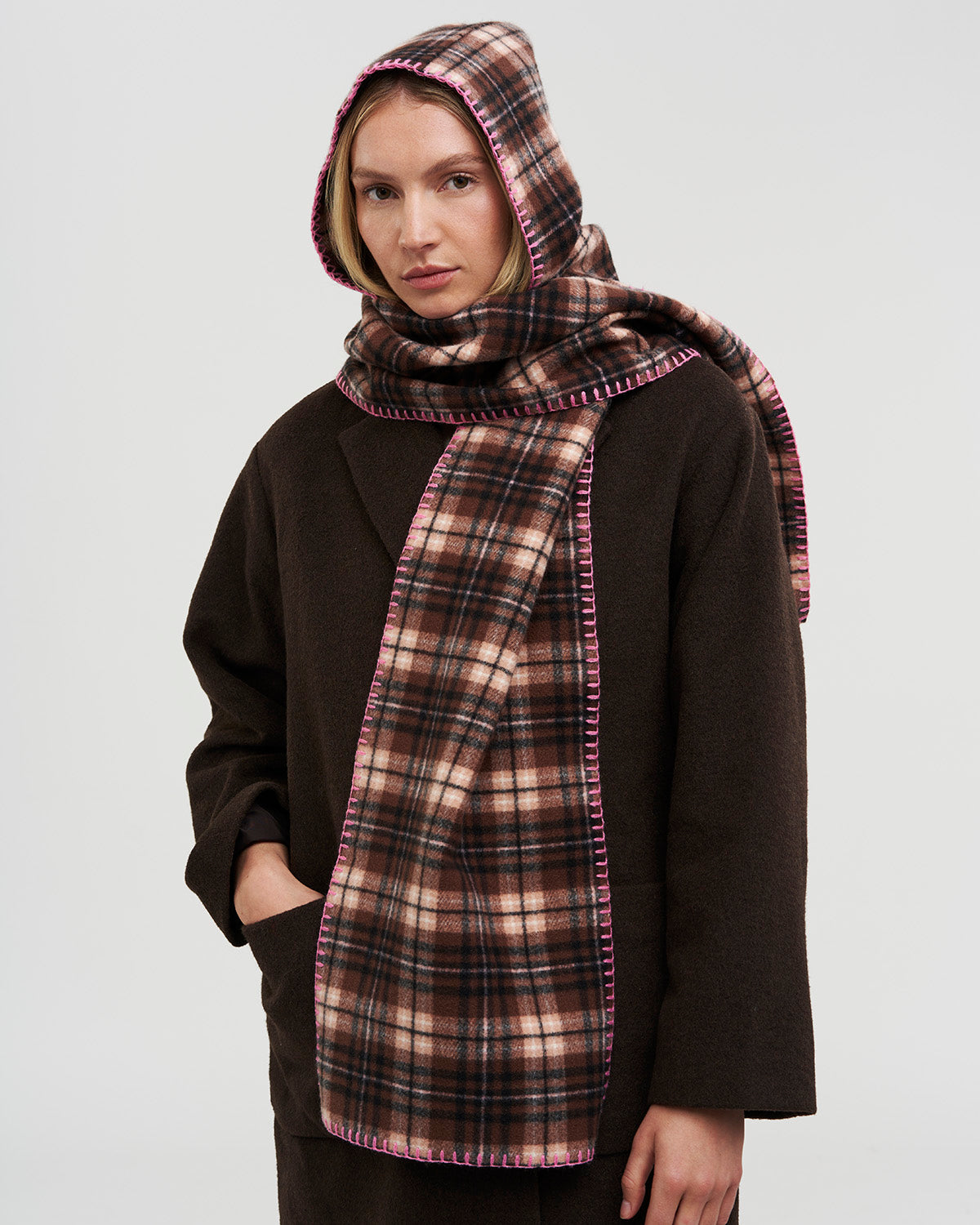 fable-england-check-hooded-winterschal-braun-karo image 2