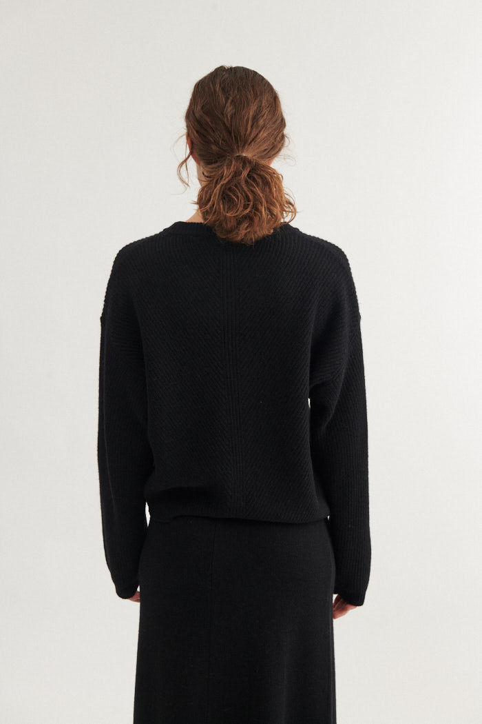 basic-apparel-line-pullover-black-oversized-recycling-wolle image 3